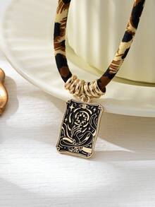 1pc Fashionable Personalized Handpainted Enamel Dark Tarot Card Pendant Necklace, Abstract Pattern Options, Leopard Fabric Creative Necklace, Versatile Accessory For Autumn/Winter Daily Wear
