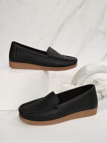 أحذية لوفر أساسية للنساء ذات لون أحادي، أنيقة للتنقل، أحذية كاجوال مريحة بتصميم أصابع قدم مستديرة، مانعة للانزلاق، سهلة الارتداء، مناسبة للربيع والخريف