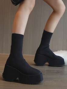 Botas curtas femininas com sola grossa e salto anabela, decoração com pérolas, botas nude de comércio exterior independente, novas botas curtas plus size de salto anabela e bico redondo para outono/inverno 2025 para mulheres