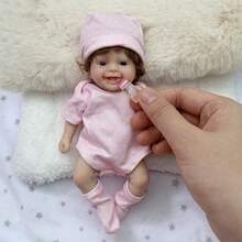 Muñeca Reborn de silicona sonriente de 6 pulgadas, con cabello implantado a mano, Body de silicona suave y lavable, adecuada como regalo familiar, regalo de cumpleaños para niños, regalo de Halloween/Navidad - Rosa Pálido - Ver 8