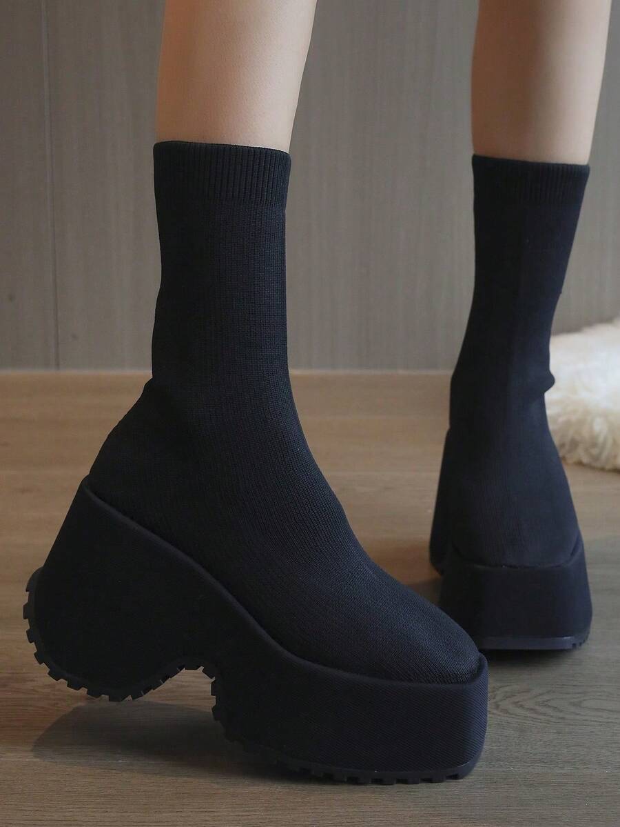 Botas curtas femininas com sola grossa e salto anabela, decoração com pérolas, botas nude de comércio exterior independente, novas botas curtas plus size de salto anabela e bico redondo para outono/inverno 2025 para mulheres