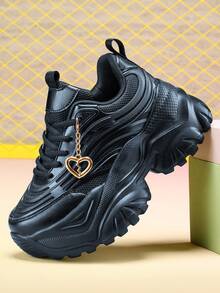 Tênis Casuais de Moda Feminina com Salto de 7cm e Decoração de Pingente de Coração de Metal 3D, Sola Grossa de EVA para Uso Externo, Absorção de Impacto, Antiderrapante, Sapatos Casuais Pretos de Bico Redondo com Cadarço, Malha Respirável, Adequado para Estudantes Universitários, Adolescentes, Uso Diário, Encontros, Exercícios, Escritório
