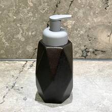 Dispensador de jabón cerámico geométrico, negro o blanco mate, diseño minimalista moderno, cabezal de bomba, adecuado para jabón de manos, jabón de platos, champú, loción corporal, uso en baño de hotel/hogar, botella vacía de alta gama rellenable
