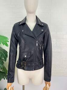 chaqueta estilo biker confeccionada en material de con textura firme, resistente y un ligero brillo. Presenta un clásico cuello amplio con detalles de tachuelas metálicas que aportan un aire rebelde; el cierre frontal asimétrico con cremallera y los múltiples bolsillos con cremalleras combinan practicidad con estilo. En la parte inferior incluye un cinturón ajustable con hebilla metálica que define la silueta y aporta un acabado más estructurado. Su diseño de inspiración rockera es versátil y moderno, ideal para looks de diario, salidas nocturnas, conciertos o festivales. - Negro - Ver 4