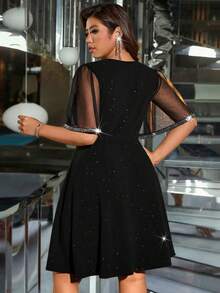 Abito corto in stile socialite di lusso alla moda, design casual, scollo a V semi-trasparente con paillettes, maniche corte, taglia comoda, nuovi arrivi primavera-autunno per donna. Abito da sera elegante e aderente con maniche lunghe, vita comoda, orlo con volant, effetto snellente.