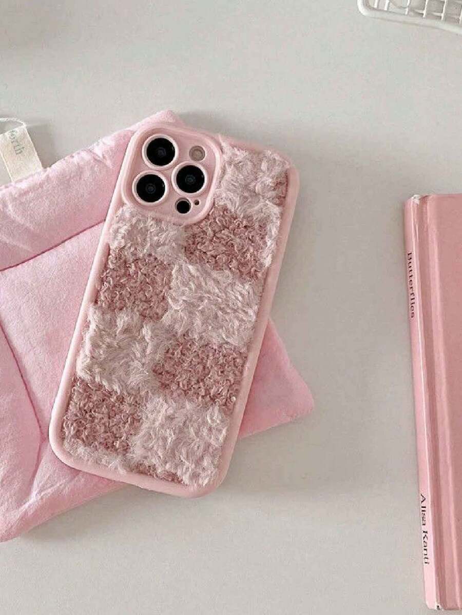 Custodia per telefono in silicone TPU con patchwork in peluche e plaid, antiurto e anti-graffio, finitura opaca morbida, compatibile con 11/12/13/14/12 Pro Max/16 Pro/15/X/XR/7/8Plus, protezione per obiettivo, accessori fai-da-te, regalo per Ognissanti, Natale, autunno/inverno