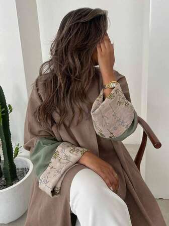 1 Elegant Women's Multi-Color Embroidered Dress, Featuring Colorful Embroidered Prints And Patchwork Sleeves, Inspired By Bohemian Color Combinations; And Retro Style Arabian Robes; There Is Also A Fashionable Cardigan That Is Perfect For Daily Wear, Gatherings, Holiday Events, Or Travel.