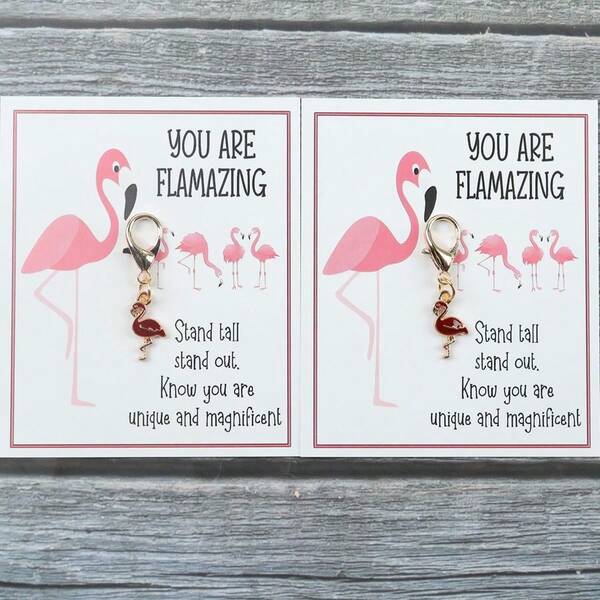 1 Stück/2 Stücke Flamingo Schlüsselanhänger, mit flamingo-förmigem Anhänger und Metallring. Kartentext "DU BIST FLAMAZING" und "Steh aufrecht, hebe dich ab. Wisse, dass du einzigartig und großartig bist" vermitteln Ermutigung und Bestätigung, geeignet als Geschenk für Freunde, Klassenkameraden usw., wenn sie Ermutigung brauchen oder du ihre Einzigartigkeit zum Ausdruck bringen möchtest, um positive Emotionen zu vermitteln. Weihnachtsgeschenk