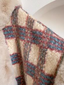 1 pieza Elegante capa de punto con capucha y cuello de piel sintética de estampado de cuadros para mujeres, chaqueta exterior versátil, gruesa y cálida, de punto suelto, suave y esponjosa, adecuada para uso diario en otoño/invierno