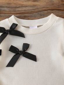 2 pezzi/set Outfit casual per ragazze con decorazioni a fiocco 3D, maglietta a maniche lunghe con collo rotondo e gonna mini plissettata nera tinta unita