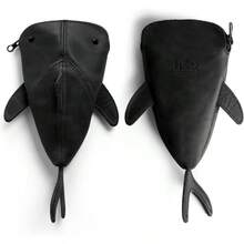 Hide Drink - Monedero/cartera con cierre en forma de tiburn/animales de peluche, puede guardar lpices, cables; hecho a mano de plena flor, color negro carbn - Negro (Negro carbón) - Ver 3