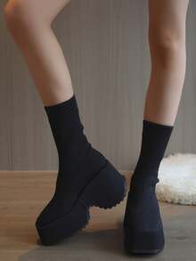 Botas curtas femininas com sola grossa e salto anabela, decoração com pérolas, botas nude de comércio exterior independente, novas botas curtas plus size de salto anabela e bico redondo para outono/inverno 2025 para mulheres