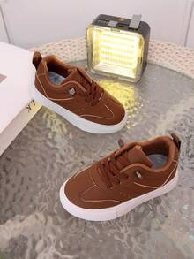 1 Paar braune PU-Material Kinder Slip-On Sportschuhe, Mode, bequem, rutschfest, langanhaltend, leicht, geeignet für Jungen, Studenten, Campus-Stil, geformte Innensohle, stabiler Sitz, geeignet für den täglichen Gebrauch