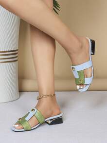 Mules de Salto Grosso de Moda Feminina - Bloco de Cor Azul-Verde Claro com Decoração de Rebite Dourado - Sandálias Confortáveis de Deslizar Aberta de Salto Baixo - Adequado para Ir e Vir, Uso Diário e Festa