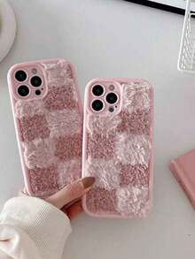 Custodia per telefono in silicone TPU con patchwork in peluche e plaid, antiurto e anti-graffio, finitura opaca morbida, compatibile con 11/12/13/14/12 Pro Max/16 Pro/15/X/XR/7/8Plus, protezione per obiettivo, accessori fai-da-te, regalo per Ognissanti, Natale, autunno/inverno