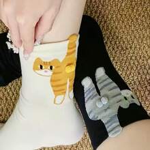 1 par de nuevos calcetines con diseño abstracto 3D de gato - Diseño divertido y peculiar de longitud de tripulación, perfecto para usar en casa o al aire libre, agrega un ambiente festivo a las fiestas, un regalo único para amigos y familiares. Moda de todas las temporadas con tela transpirable, estilo casual versátil. Calcetines coleccionables imprescindibles con textura suave y atractivo de accesorio - Multicolor - Ver 4