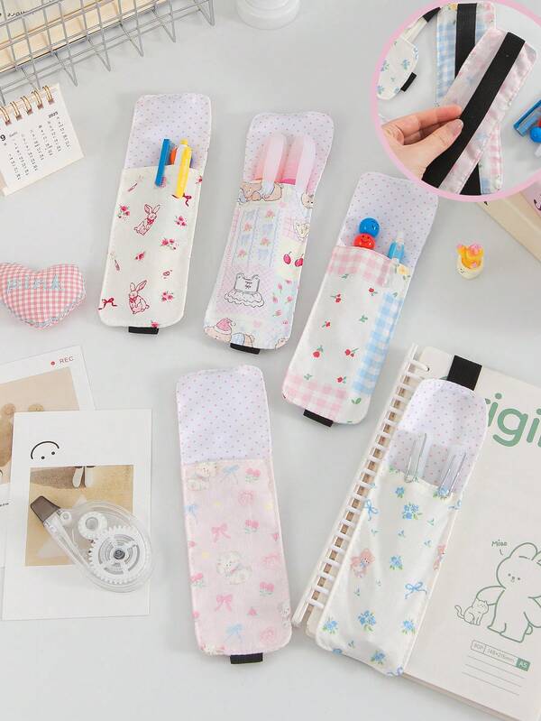 قطعة واحدة حافظة أقلام بتصميم قابل للطي مطبوعة بشكل فيونكة وردية اللون، جيب قماشي لحفظ الأقلام والأدوات الكتابية للبنات، محفظة متعددة الوظائف مع حزام تثبيت مرن، حافظة أقلام وأدوات قرطاسية عصرية، يمكن تثبيتها على الكتب، إكسسوارات بنات كاواييي، أدوات دراسية للأطفال، هدايا عودة للمدرسة وعيد الطفل