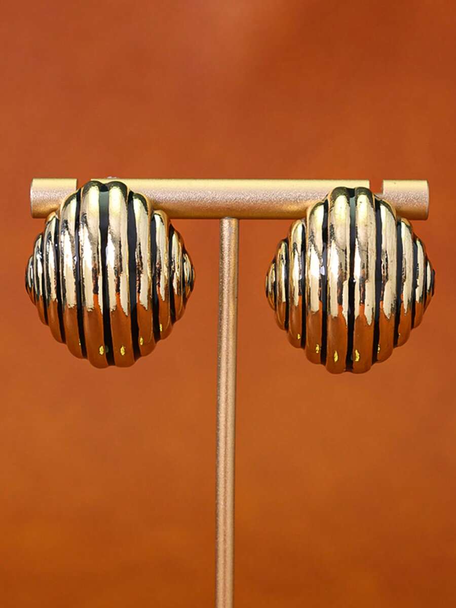 1 Pair Retro Chic Metal Striped Textured Shell Shaped Earrings, Niche Party Fashion Minimalist Style, Suitable For Women's Daily Life, Shopping, Banquet And Party Wear