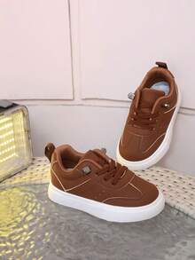 1 Paar braune PU-Material Kinder Slip-On Sportschuhe, Mode, bequem, rutschfest, langanhaltend, leicht, geeignet für Jungen, Studenten, Campus-Stil, geformte Innensohle, stabiler Sitz, geeignet für den täglichen Gebrauch