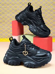 Tênis Casuais de Moda Feminina com Salto de 7cm e Decoração de Pingente de Coração de Metal 3D, Sola Grossa de EVA para Uso Externo, Absorção de Impacto, Antiderrapante, Sapatos Casuais Pretos de Bico Redondo com Cadarço, Malha Respirável, Adequado para Estudantes Universitários, Adolescentes, Uso Diário, Encontros, Exercícios, Escritório