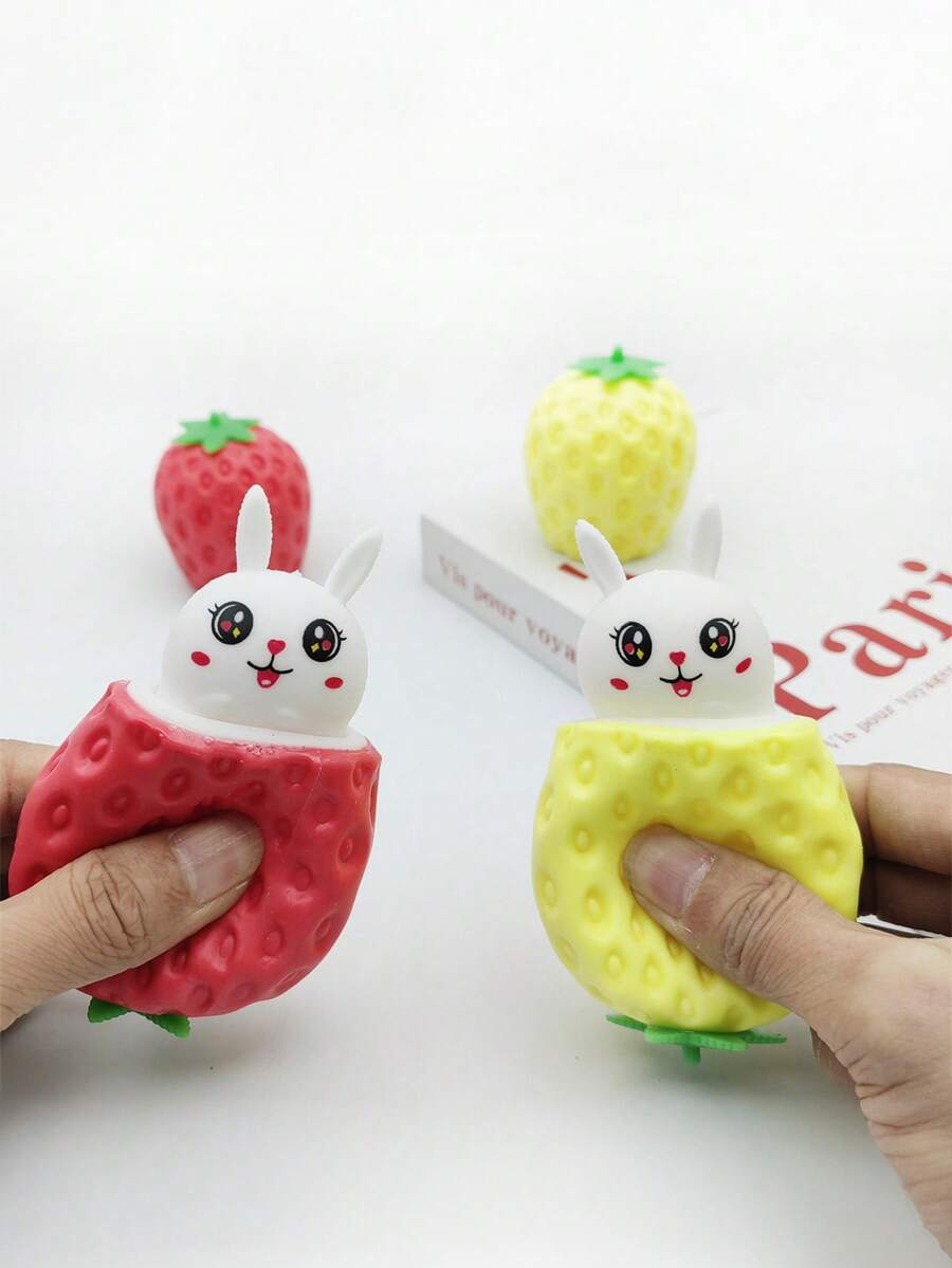 1/4个可爱草莓兔挤压玩具，趣味搞怪礼物，适合儿童、青少年和成人，可作为减压玩具，卡通造型可爱，适合旅行和玩耍，也适合自闭症儿童作为教育玩具，适合复活节、万圣节、感恩节、生日等各种场合，趣味新颖，可挤压变形，蓝色适合男孩，粉色适合女孩，可放入复活节篮子和圣诞袜中。（手工涂漆部分可能存在轻微错位。）