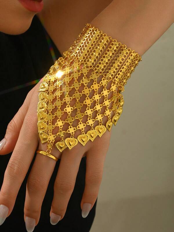 1pc Vintage Metallic Gold Plated Hollow Carved Geometric Heart Shaped Finger Hand Chain Bracelet, Suitable For Dance Party Accessories