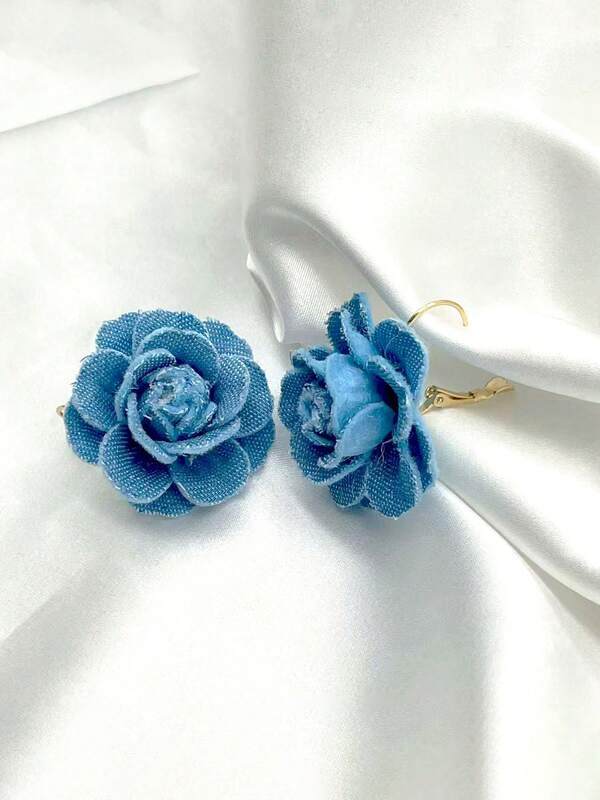 زوج من أقراط الكاميليا الزهرية المصنوعة يدويًا من الجينز الأزرق، أقراط نسائية أنيقة وعصرية، مناسبة للهدايا والمناسبات والارتداء اليومي، أقراط فريدة من نوعها بطراز بوهيمي