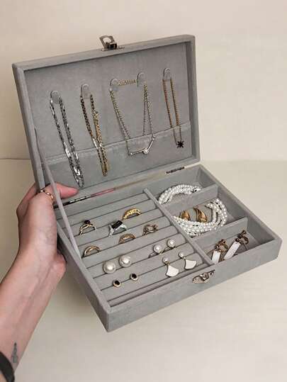 1pc Elegant 3-Tier Jewelry Storage Box With Drawers - Rectangular Fabric Earring Holder, Dust-Proof Display Case, Perfect Home Decor. Suitable For Both Men And Women. Velvet Drawers Are Visually Appealing And High-Quality. Delicate Crystal Knobs Allow Easy Access To The 3 Compartments To Neatly Organize Earrings, Necklaces And Rings.