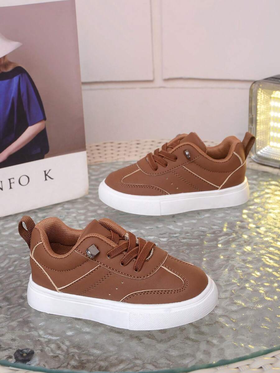 1 Paar braune PU-Material Kinder Slip-On Sportschuhe, Mode, bequem, rutschfest, langanhaltend, leicht, geeignet für Jungen, Studenten, Campus-Stil, geformte Innensohle, stabiler Sitz, geeignet für den täglichen Gebrauch