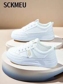 SCKMEU 一雙時尚的休閒運動白色鞋，多功能且輕巧，適合學生戶外穿著。