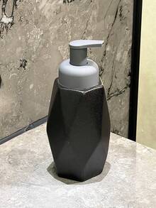 Dispensador de jabón cerámico geométrico, negro o blanco mate, diseño minimalista moderno, cabezal de bomba, adecuado para jabón de manos, jabón de platos, champú, loción corporal, uso en baño de hotel/hogar, botella vacía de alta gama rellenable