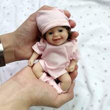 Muñeca Reborn de silicona sonriente de 6 pulgadas, con cabello implantado a mano, Body de silicona suave y lavable, adecuada como regalo familiar, regalo de cumpleaños para niños, regalo de Halloween/Navidad - Rosa Pálido - Ver 2