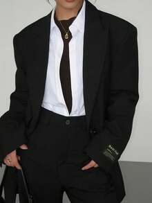 女士轻薄西装外套。这款休闲又不失时尚的中长款尖领西装外套适合宴会、婚礼、节日、派对和外出等场合。它是秋季、春季、情人节、狂欢节、海滩、生日等场合优雅别致的女士服装单品。