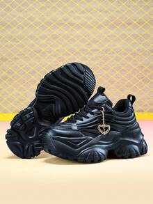 Tênis Casuais de Moda Feminina com Salto de 7cm e Decoração de Pingente de Coração de Metal 3D, Sola Grossa de EVA para Uso Externo, Absorção de Impacto, Antiderrapante, Sapatos Casuais Pretos de Bico Redondo com Cadarço, Malha Respirável, Adequado para Estudantes Universitários, Adolescentes, Uso Diário, Encontros, Exercícios, Escritório