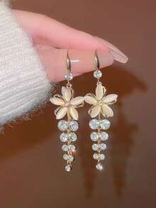 خطاف أذن أنيق بزهرة ذات 5 بتلات، أقراط حلقية بشكل بتلة زهرة التوليب الأنيقة، أقراط زهرية، هدية عيد الميلاد