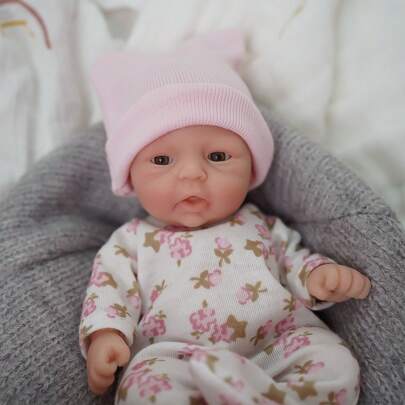 Muñeca bebé niña recién nacida realista de 7 pulgadas, con ojos grandes, que lleva gorro rosa y accesorios florales, de tacto suave, se permite bañar y vestir, adecuada como regalo de Navidad, Halloween, Pascua (para niños de 3+ años)