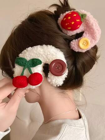 مشبك شعر من الفرو الناعم بشكل فراولة وكرز، إكسسوار شعر أنيق وعصري، مشبك شعر شتوي متعدد الاستخدامات