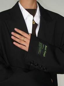 女士轻薄西装外套。这款休闲又不失时尚的中长款尖领西装外套适合宴会、婚礼、节日、派对和外出等场合。它是秋季、春季、情人节、狂欢节、海滩、生日等场合优雅别致的女士服装单品。