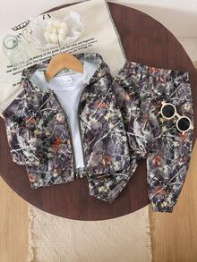 2 件套男童休闲运动街头风格迷彩和树枝印花连帽拉链夹克和裤子套装，春秋