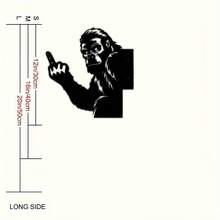 1 pieza Decoración de pared de metal con la criatura divertida del Pie Grande - Decoración espeluznante de Halloween, escenario gótico para exteriores/interiores, fácil de colgar con orificios pretaladrados - No se necesita electricidad, construcción de metal durable para jardín, patio, cabaña - Arte para el hogar con tema de criptozoología