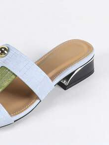 Mules de Salto Grosso de Moda Feminina - Bloco de Cor Azul-Verde Claro com Decoração de Rebite Dourado - Sandálias Confortáveis de Deslizar Aberta de Salto Baixo - Adequado para Ir e Vir, Uso Diário e Festa