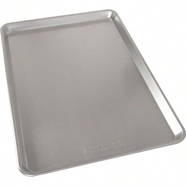 Nordic Ware Natural Aluminum Commercial Baker's Quarter Sheet With Lid