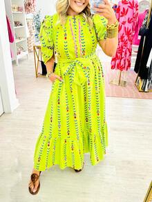 1PCS Scalloped Neckline Border Printed Maxi Dress With Side Pockets - Playful Bow Tie - Charming Puff Sleeves - Button Down,Optional Tie-Belt Waistband, Shoulder Ruffles, Elegant And Eye-Catching, Suitable For Holidays/Vacation/Daily V - Vàng Xanh Lá Cây - Xem 4