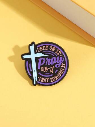 1 pieza Broche de esmalte con cruz y letra púrpura creativa, insignia de dibujos animados, joyería de moda adecuada para uso diario de hombres y mujeres, a juego con ropa y mochilas