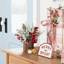 Juego de decoración navideña con barril de tronco, pequeño árbol de Navidad, adornos de sobremesa, accesorios de escena. Decoración del hogar con árbol de Navidad artificial de madera con corteza de PE simulada, pequeño árbol de Navidad de sobremesa con decoraciones festivas como bayas rojas, piñas y decoraciones navideñas para el hogar, la chimenea y la decoración de interiores de invierno.