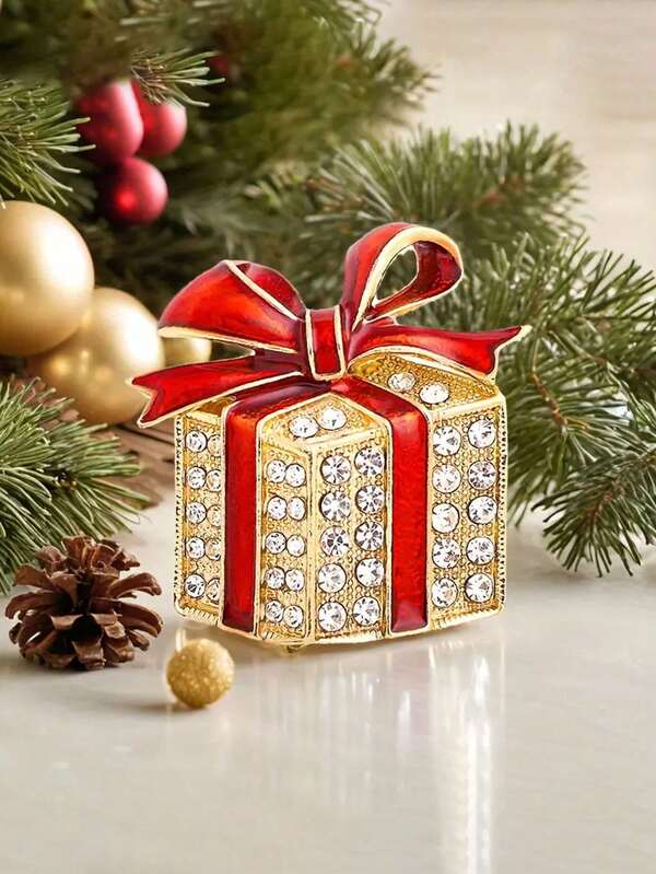 Broche de caja de regalo navideña festiva - Aleación de zinc con adornos de rhinestone, broche de estilo de fiesta para atuendos navideños, sin material de mosaico, diseño de adorno de árbol de Navidad, accesorio celebratorio, temporada de invierno - Paquete de 1
