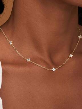 1 pièce Collier en acier inoxydable avec zircone cubique à quatre feuilles de trèfle délicat et pour femmes, convient pour le port quotidien, les fêtes, les rassemblements, cadeau pour la fête des mères