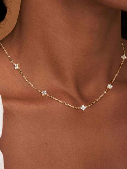 1 st. moderiktigt, fint fyrklöverhalsband i rostfritt stål med zirkonia, lämpligt för vardagsbruk, fester, sammankomster, mors dag-present