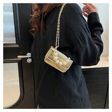 Borsa a tracolla quadrata piccola con catena e tracolla ascellare,  primavera 2025, modello coccodrillo, stile retrò europeo e americano.