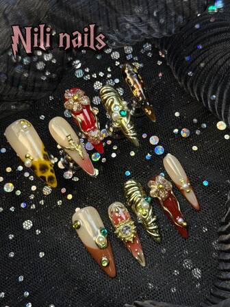 Bli romantisk med handgjorda trender. 10 st. stiletto, europeisk stil, ljusgula franska spetsar. Roligt set med heltäckande lösnaglar. Het tjej-stil, 3D-tredimensionell dekoration, pärlstjärnor, snidade blommor och strass. Punk, heltäckande press-on-nagelkit för tjejer och kvinnor med 1 st. mini-nagelfil och 1 ark självhäftande flikar. Moderna, bruna, gradienta lösnaglar. Nageltillbehör.